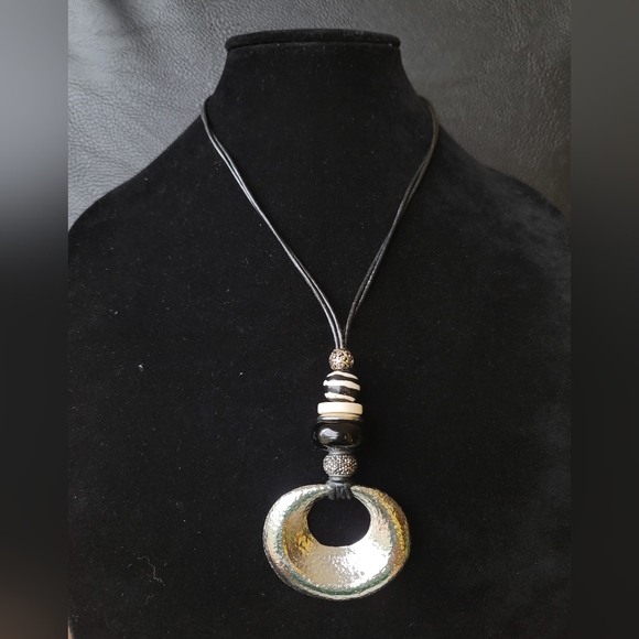 Chico's New With Tags, Hammered Silvertone Pendant Necklace -NWT - Picture 3 of 8